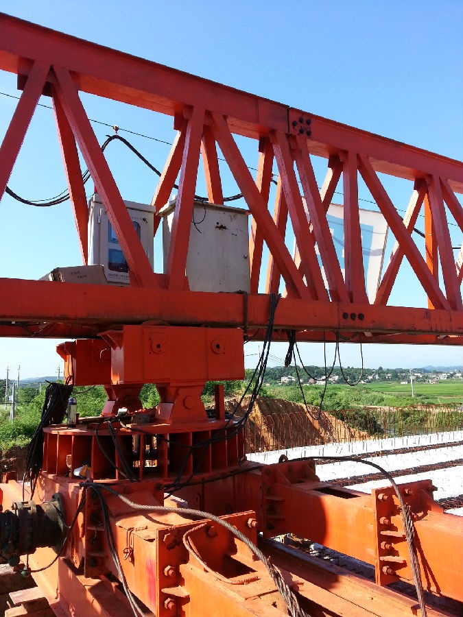 湖南湘潭安裝架橋機(jī)安全監(jiān)控系統(tǒng)現(xiàn)場(chǎng)圖片三